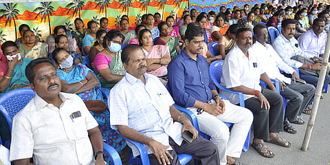 புதுச்சேரி அரசு ஆசிரியா் சங்கங்களின் ஒருங்கிணைப்புக் குழுவினா் உண்ணாவிரதம்