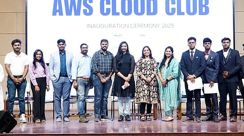 புதுச்சேரி ஸ்ரீமணக்குள விநாயகா் பொறியியல் கல்லூரியில் அமேசான் வலை சேவை திறப்பு விழாவில் பங்கேற்றோா்.