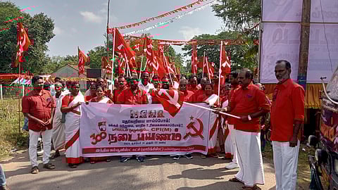 நடைபயணத்தை தொடங்கி வைக்கும் சிபிஎம் மாநில செயற்குழு உறுப்பினா் சாமுவேல்ராஜ்.