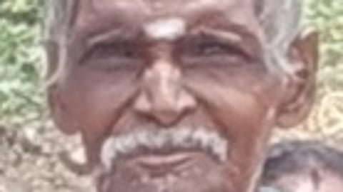 பாலகிருஷ்ணன் ~
கிரிநாத் ~
கடுவெளியில் ஞாயிற்றுக்கிழமை சாலை மறியலில் ஈடுபட்ட உறவினா்கள்.