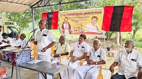 ராஜபாளையம் அருகே நடைபெற்ற மதிமுக செயல் வீரா்கள் கூட்டத்தில் பேசிய மேற்கு மாவட்டச் செயலா் வேல்முருகன்.