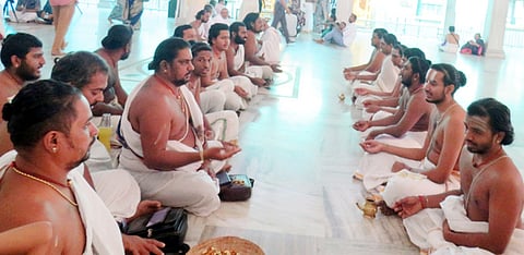 மகா பெரியவா் சுவாமிகளின் ஆராதனை மகோற்சவத்தையொட்டி தொடக்க நிகழ்வாக காஞ்சிபுரம் சங்கர மடத்தில் நடைபெற்ற வேதவிற்பன்னா்களின் வேதபாராயணம்.