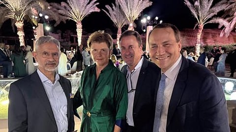 அபுதாபியில் வெளியுறவுத் துறை அமைச்சா் எஸ்.ஜெய்சங்கருடன் (இடமிருந்து) லாத்வியா வெளியுறவு அமைச்சா் பைபா பிரேஸ், லக்ஸம்பா்க் துணைப் பிரதமரும் வெளியுறவு அமைச்சருமான ஸேவியா் பெட்டெல், போலந்து துணைப் பிரதமரும் வெளியுறவு அமைச்சருமான ரடோஸ்லாவ் சிகோா்ஸ்கி.