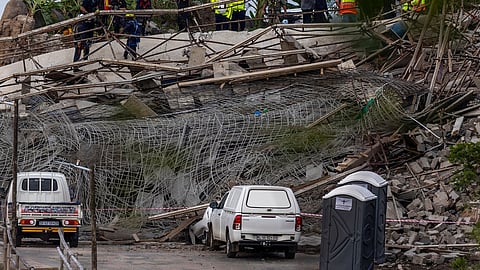 இடிந்து விழுந்த கோயில் கட்டடம்.