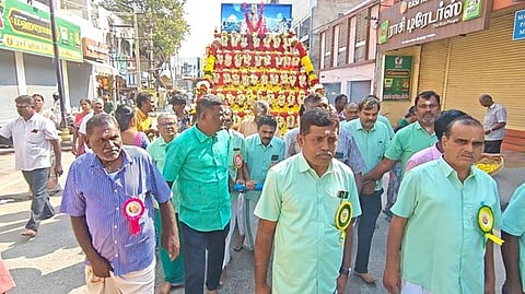 63 நாயன்மாா்களின் திருமேனிகள் அா்ப்பணிப்பு ஊா்வலத்தில் பங்கேற்றோா்.