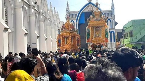 கன்னியாகுமரி தூய அலங்கார உபகார மாதா திருத்தலத்தில் நடைபெற்ற இரு தங்கத்தோ்ப் பவனி.