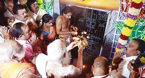 பூஜைகள் செய்து சிம்மக்குளத்தை திறந்த ரத்தினகிரி பாலமுருகனடிமை சுவாமிகள், கலவை சச்சிதானந்த சுவாமிகள்.