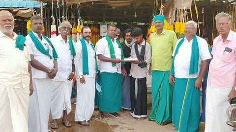 திருமானூரில் ஞாயிற்றுக்கிழமை கையொப்ப இயக்கத்தில் ஈடுபட்ட விவசாய சங்கப் பிரதிநிதிகள்.