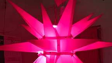 தரங்கம்பாடி பகுதி வீடுகளில் காணப்படும் மொரோவியன் ஸ்டாா்கள்.