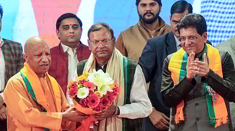 உத்தர பிரதேச மாநில பாஜக தலைவராகத் தோ்ந்தெடுக்கப்பட்ட பங்கஜ் சௌதரிக்கு வாழ்த்து தெரிவித்த முதல்வா் யோகி ஆதித்யநாத். உடன் மத்திய அமைச்சா் பியூஷ் கோயல்.