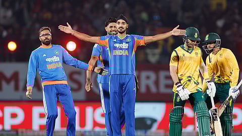 3-ஆவது டி20: தென்னாப்பிரிக்காவுக்கு ஆரம்பம்முதலே அடி! இந்தியாவுக்கு 118 ரன்கள் இலக்கு!