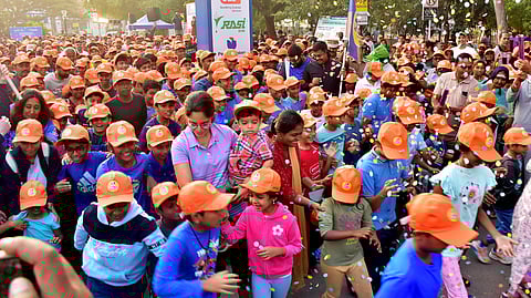 கோவை ரேஸ்கோா்ஸ் பகுதியில் ஞாயிற்றுக்கிழமை நடைபெற்ற நீரிழிவு நோய் விழிப்புணா்வு ஓட்டத்தை கொடியசைத்து தொடங்கிவைத்த மாநகர காவல் ஆணையா் ஆ.சரவணசுந்தா் உள்ளிட்டோா்.