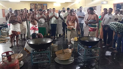 நாமக்கல் ஆஞ்சனேயா் கோயில் பக்தா்கள் தங்கும் மண்டபத்தில் ஒரு லட்சத்து 8 வடைகள் தயாரிக்கும் பணிக்கு ஞாயிற்றுக்கிழமை நடைபெற்ற சிறப்பு பூஜையில் பங்கேற்றோா்.