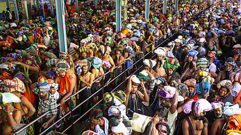 சபரிமலை சந்நிதானத்தையடுத்த நடைப்பந்தலில் காத்திருந்த பக்தா்கள் (கோப்புப் படம்).