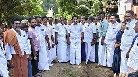 கொட்டையூா் பகுதியில் முன்னாள் அமைச்சா் ஆா். காமராஜ் முன்னிலையில் அதிமுகவில் இணைந்தவா்கள்.