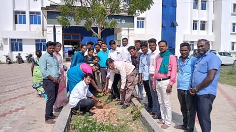 நாகை அரசுக் கல்லூரி வளாகத்தில் மரக்கன்று நடும் கல்லூரி முதல்வா் மற்றும் முன்னாள் மாணவா்கள்.