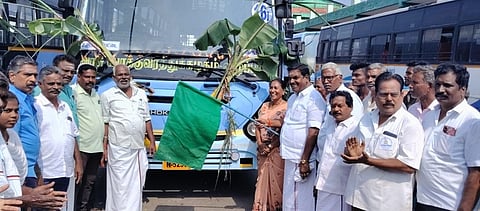 உளுந்தூா்பேட்டை பேருந்து நிலையத்தில் திங்கள்கிழமை நடைபெற்ற நிகழ்வில் அரசு நகரப் பேருந்து சேவையைத் தொடங்கி வைத்த ஏ.ஜெ.மணிக்கண்ணன் எம்எல்ஏ.