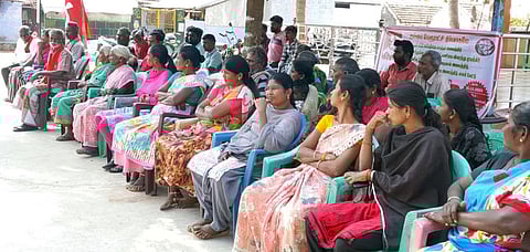 காத்திருப்புப் போராட்டத்தில் ஈடுபட்டோா்.