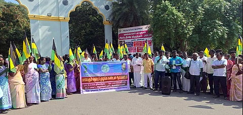 ஆா்ப்பாட்டத்தில் ஈடுபட்ட தென்னிந்திய பழங்குடியினா் முன்னேற்றச் சங்கத்தினா்