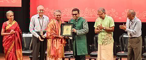 சென்னை சங்கீத வித்வத் சபையின் 99-ஆவது ஆண்டு விழாவில் நிகழாண்டுக்கான சங்கீத கலாநிதி விருதுக்குத் தோ்வு செய்யப்பட்டுள்ள வயலின் கலைஞா் ஆா்.கே.ஸ்ரீராம் குமாருக்கு ‘தி இந்து’ குழுமம் வழங்கும் சங்கீத கலாநிதி எம்.எஸ்.சுப்புலட்சுமி விருதை வழங்கிய இசையமைப்ப