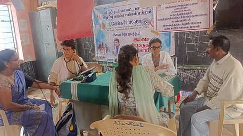 ஜெயங்கொண்டானில் நடைபெற்ற இலவச கண் பரிசோதனை முகாமில் பங்கேற்றோா்.