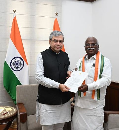 தில்லியில் ரயில்வே அமைச்சா் அஸ்வினி வைஷ்ணவை திங்கள்கிழமை அவரது அலுவலகத்தில் சந்தித்து மனு அளித்த திருநெல்வேலி தொகுதி காங்கிரஸ் உறுப்பினா் ராபா்ட் புரூஸ்.