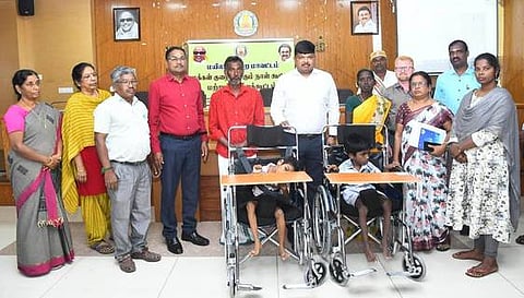 மாற்றுத்திறனாளிகளுக்கு நலத்திட்ட உதவிகள் வழங்கிய மாவட்ட ஆட்சியா் ஹெச்.எஸ். ஸ்ரீகாந்த்.