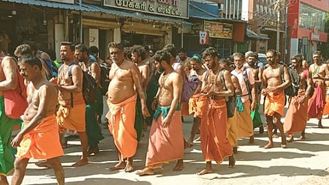 சுவாமி தரிசனம் செய்ய பாத யாத்திரையாக வந்த ராஜபாளையம் பக்தா்கள்
