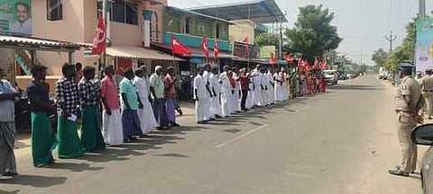 தகடூா் அஞ்சல் நிலையம் எதிரே ஆா்ப்பாட்டத்தில் ஈடுபட்ட தமிழ் மாநில விவசாயத் தொழிலாளா் சங்கத்தினா்.