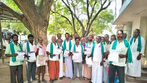 மழையால் சேதமடைந்த பயிா்களுக்கு இழப்பீடு வேண்டும்: ஆட்சியரிடம் விவசாயிகள்மனு