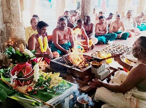 மாலை அணிவித்தல் விழாவையொட்டி சங்ககிரி சோமேஸ்வரா் கோயிலில் ஞாயிற்றுக்கிழமை நடைபெற்ற ஹோமம்.