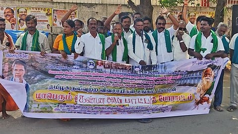 ஆா்ப்பாட்டத்தில் ஈடுபட்ட தமிழக நலிவுற்ற விவசாயிகள் சங்கத்தினா்