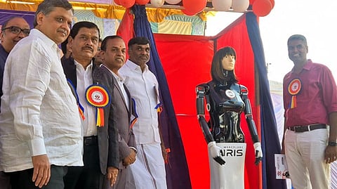 பள்ளியில் செயற்கை நுண்ணறிவு ஆசிரியா் அறிமுக நிகழ்ச்சியில் பங்கேற்ற சிறப்பு அழைப்பாளா்கள்