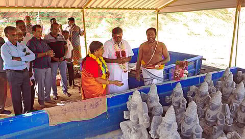 வில்லியனுாா் அடுத்த திருக்காஞ்சியில் கெங்கை வராக நதீஸ்வரா் கோயிலில் , திங்கள்கிழமை நடைபெற்ற லக்ன பத்திரிகை சிறப்பு பூஜையில் பங்கேற்ற அமைச்சா் தேனீ சி. ஜெயகுமாா்.