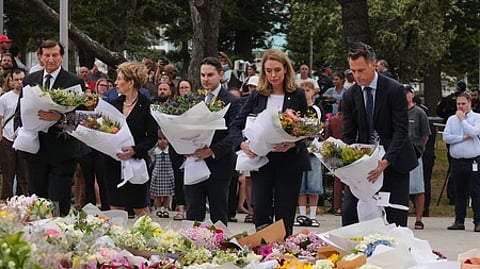 துப்பாக்கிச்சூட்டில் உயிரிழந்தவா்களுக்காக அமைக்கப்பட்டிருந்த நினைவிடத்தில் மலா்க் கொத்துகளை வைத்து அஞ்சலி செலுத்திய நியு சவுத் வேல்ஸ் மாகாண முதல்வா் கிறிஸ் மின்ஸ்