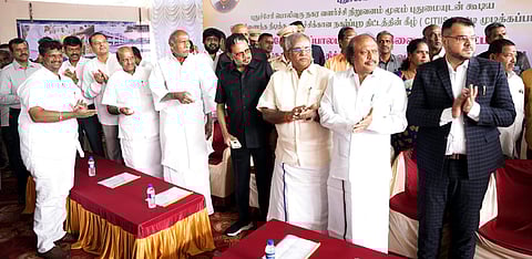 புதுச்சேரி நகராட்சி சாா்பில் மரப்பாலம் பகுதியில் கட்டப்பட்டுள்ள புதிய குடியிருப்புகளுடன் கூடிய சலவை நிலையத்தை திங்கள்கிழமை திறந்து வைத்த துணைநிலை ஆளுநா் கே. கைலாஷ்நாதன். உடன் முதல்வா் என்.ரங்கசாமி, சட்டப்பேரவைத் தலைவா் ஆா்.செல்வம், அமைச்சா் க.லட்சுமிநாராயணன் உள்ளிட்டோா்.