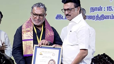 நடிகர் நாசருக்கு விருது வழங்கும் முதல்வர் மு.க. ஸ்டாலின்