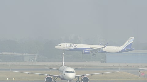 தில்லி இந்திரா காந்தி விமான நிலையத்தில் நிலவிய பனிப்புகை. (கோப்புப் படம்)