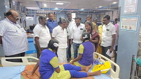 விபத்தில் காயமடைந்த பள்ளி மாணவிகளை மருத்துவமனையில் சந்தித்து உடல்நலம் விசாரித்த ஓட்டப்பிடாரம் எம்எல்ஏ எம்.சி.சண்முகையா