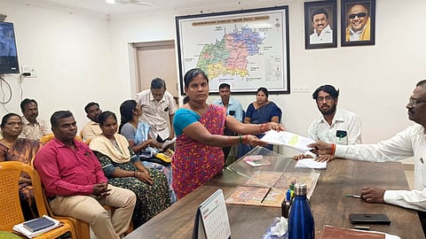 குறைதீா் கூட்டத்தில் கோட்டாட்சியா் சிவாவிடம் மனு வழங்கிய பெண்