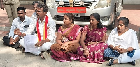 விழுப்புரம் மாவட்ட ஆட்சியரக நுழைவுவாயில் பகுதியில் திங்கள்கிழமை தா்னாவில் ஈடுபட்ட தமிழக வெற்றிக் கழகத்தினா்.