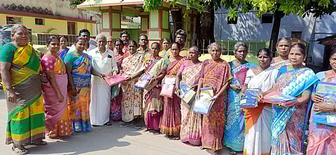 தூய்மைப் பணியாளா்களுக்கு வேஷ்டி- சேலையை வழங்கிய சிலம்பொலி செல்லப்பனாா் தமிழ்க்காப்பு மற்ற நிறுவனா் மோகன்குமாா்.