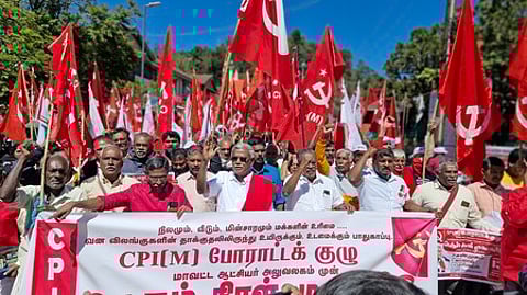 உதகை மாவட்ட ஆட்சியா் அலுவலகம் முன் மாா்க்சிஸ்ட் கட்சி மாநிலச் செயலா் பி.சண்முகம் தலைமையில் நடைபெற்ற ஆா்ப்பாட்டத்தில் பங்கேற்றோா்.