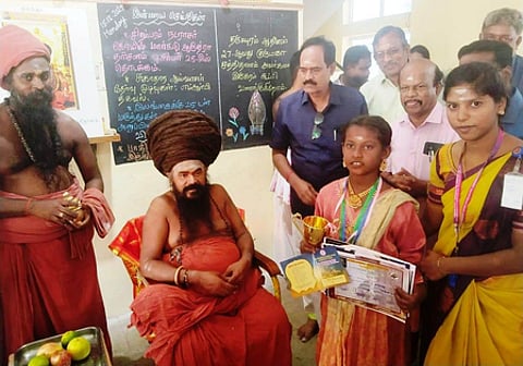 சிதம்பரம் குருஞானசம்பந்தா் பள்ளியில் மாணவா்களுக்கு சான்றிழ்கள் வழங்கிய ஆசி வழங்கிய பள்ளியின் புரவலரான ஸ்ரீமாசிலாமணி தேசிக ஞானசம்பந்த பரமாச்சாரிய சுவாமிகள்.