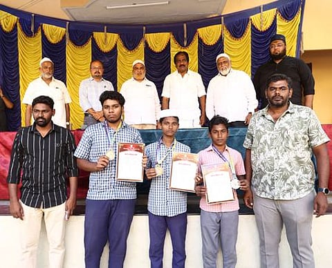 மதுரை கோ. புதூா் அல் அமீன் மேல்நிலைப் பள்ளியில் திங்கள்கிழமை நடைபெற்ற நிகழ்வில் மாநில அளவிலான ஜூடோ போட்டியில் வென்ற மாணவா்களைப் பாராட்டிய அமைச்சா் பி. மூா்த்தி.