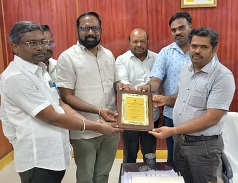 மண்டல கூட்டுறவு சங்கங்களின் இணைப்பதிவாளா் க.ராஜ்குமாரிடம் சான்றிதழை வழங்கி பாராட்டு பெற்ற கொங்கணாபுரம் தொடக்க வேளாண்மை கூட்டுறவு கடன் சங்கத்தினா்.