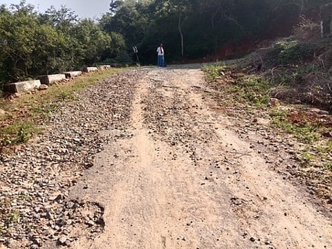 கெங்கவல்லி அருகே மண்சரிவால் குண்டும் குழியுமாக காணப்படும் மலைக் கிராமங்களுக்கு செல்லும் தாா்சாலை.