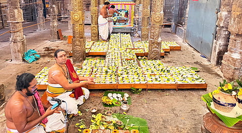 1008 சங்குகளில் புனித நீா் நிரப்பப்பட்டு சிவாச்சாரியா்களால் நடத்தப்பட்ட பூஜை.