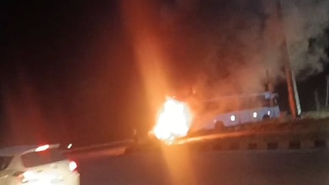 விராலிமலை தேசிய நெடுஞ்சாலையில் பேருந்து மீது காா் மோதி தீக்கிரை