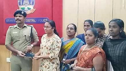 கைப்பேசிகளை உரியவா்களிடம் ஒப்படைக்கிறாா் மாவட்டக் காவல் கண்காணிப்பாளா் இரா.ஸ்டாலின்